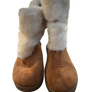 B2 White Mountain Women's Tan and Cream Fur Boots